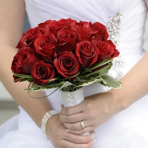 nyfikh-anthodesmh-me-kokkina-triantafylla